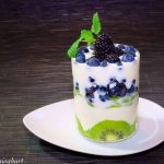 Kiwi- Beeren- Joghurt- Dessert